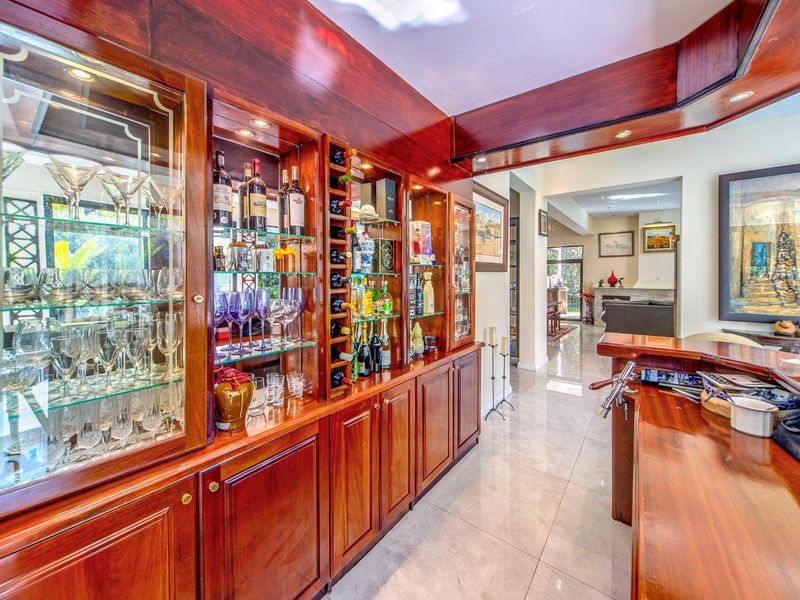 Multi-storey luxurious home in great location - Photo 9