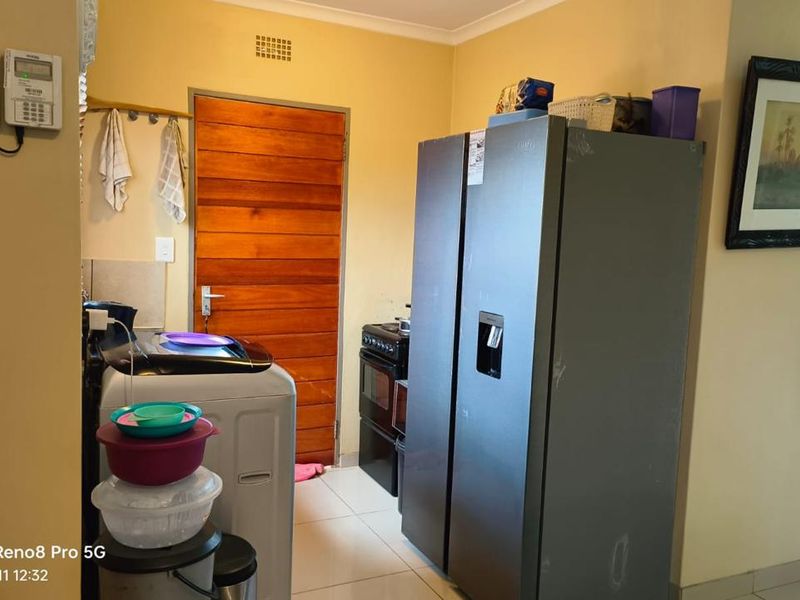 Clayville R 850 000 - Family Home! - Photo 3