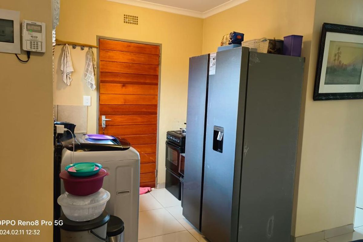 Clayville R 850 000 - Family Home! - Photo 3