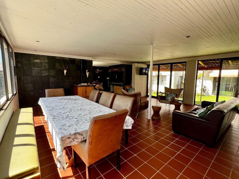 Huge property with backyard office - Photo 7