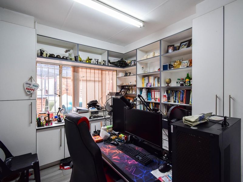 Family home with Borehole, Solar system and Flat on a large stand – Magalieskruin - Photo 6