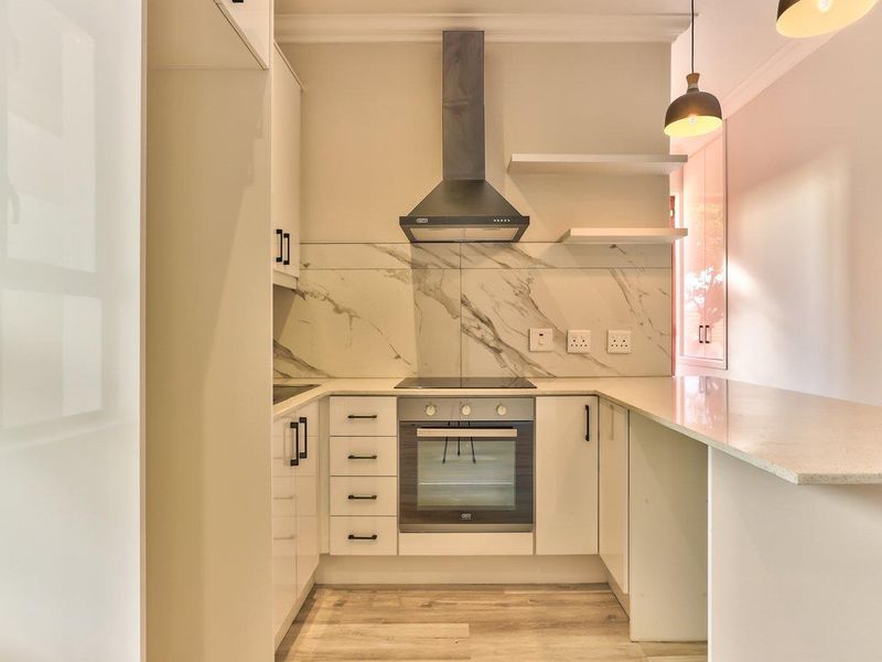 Recently renovated apartment ideal for a young professional or varsity student. - Photo 6