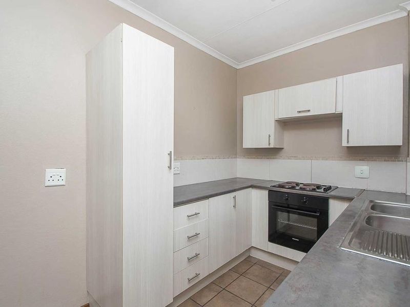 2 Bedroom Apartment in Honeydew - Photo 8