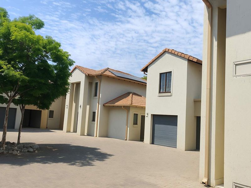 Stunning 5 Bedroom Residence in Exclusive Complex - Photo 2