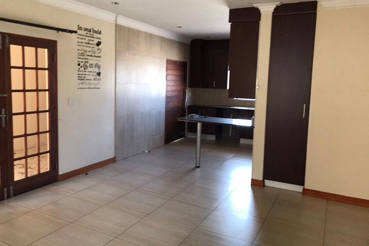 NOT PET FRIENDLY! Lovely Cluster for Rent - Available 1 September 2024 - Photo 3