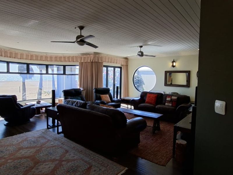 FOR SALE: STUNNING BEACHFRONT HOME WITH PANORAMIC SEA VIEWS, DOLPHIN BEACH, WALVIS BAY - Photo 3