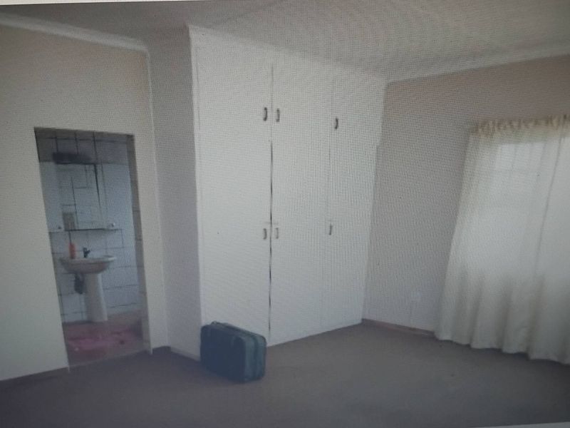 5 Bedroom Doubley Storey house - Very well maintained building and roof - Photo 4