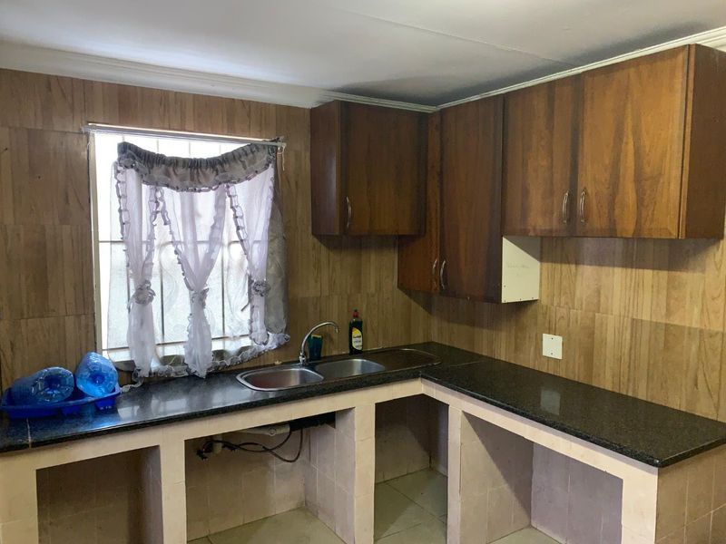 Charming 4-Bedroom Home with Additional Cottages in Rosettenville Rental Income R24k - Photo 5