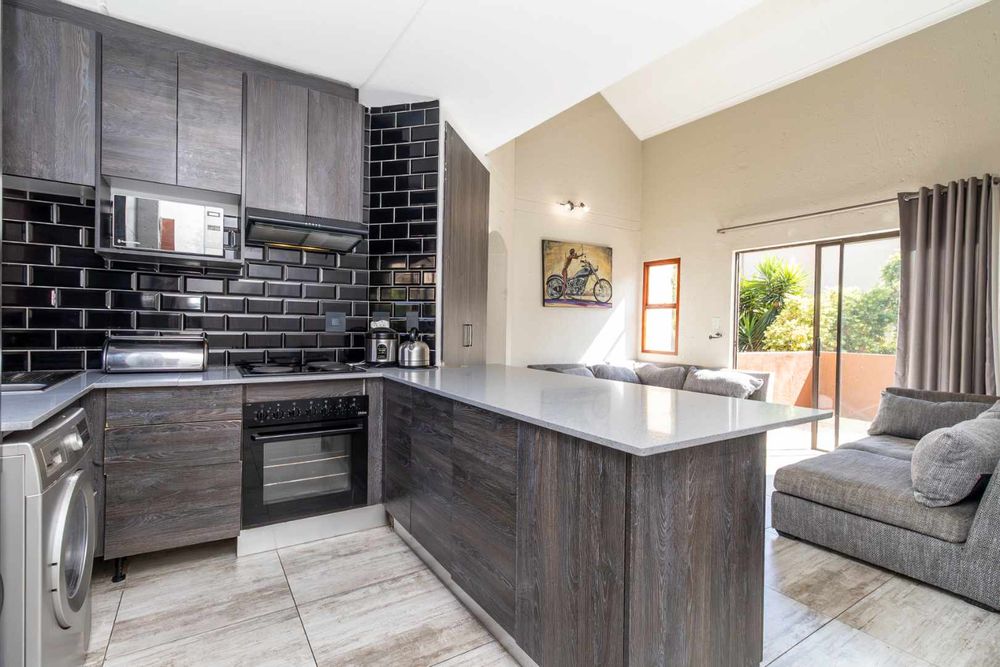 Ultra modern kitchen, to die for!