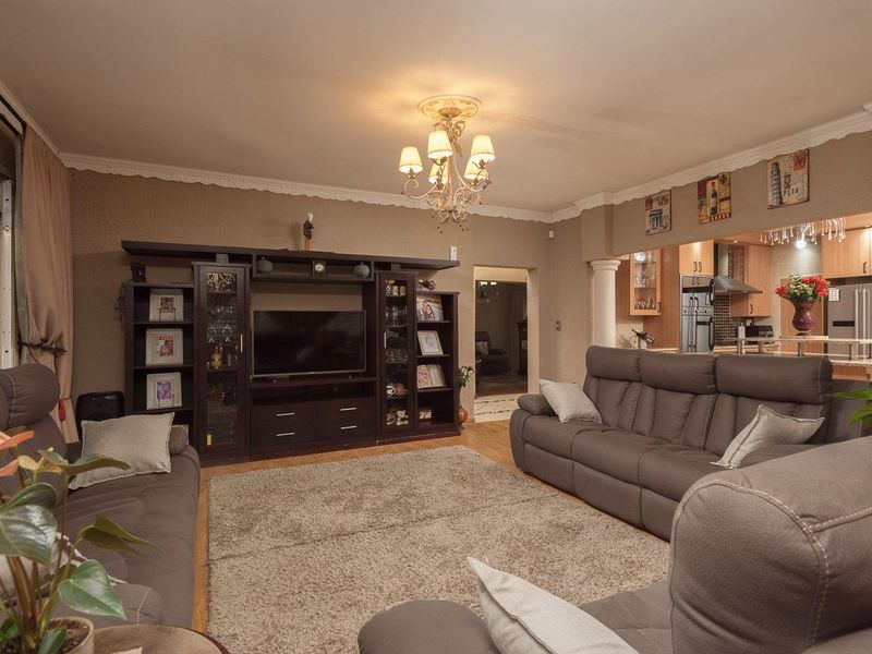 Modern 4 Bedroom Family Home For Sale in Brackenhurst. - Photo 4