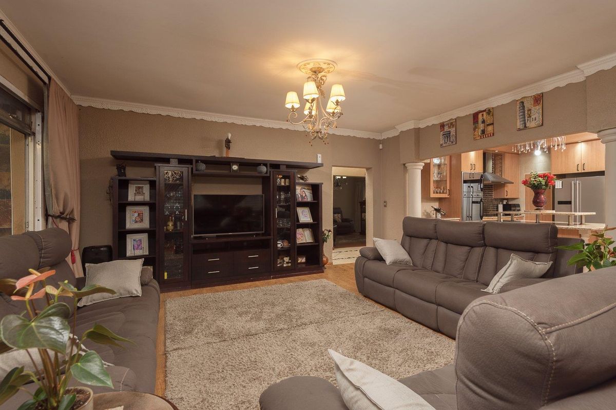 Modern 4 Bedroom Family Home For Sale in Brackenhurst. - Photo 4