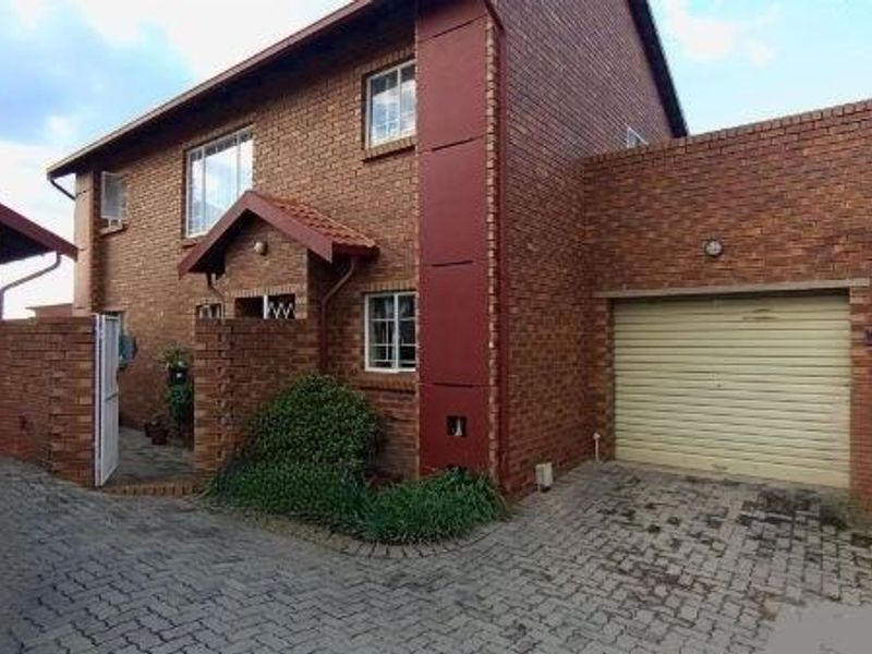 THE REEDS - 2 BEDROOM - 1 FULL BATHROOM - 1 LOCKUP GARAGE - Photo 3