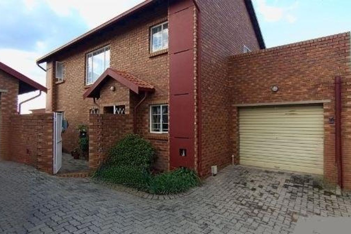 THE REEDS - 2 BEDROOM - 1 FULL BATHROOM - 1 LOCKUP GARAGE - Photo 3