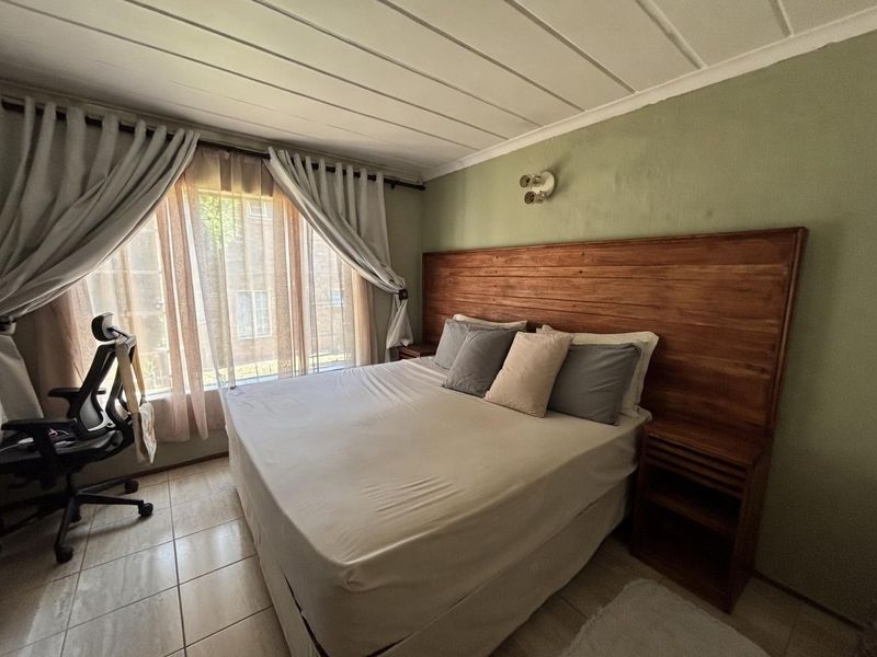 Three bedroom duplex in popular complex - Photo 10