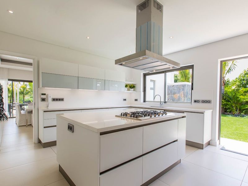 Elevated Luxury with Breathtaking Golf & Mountain Views. - Photo 4