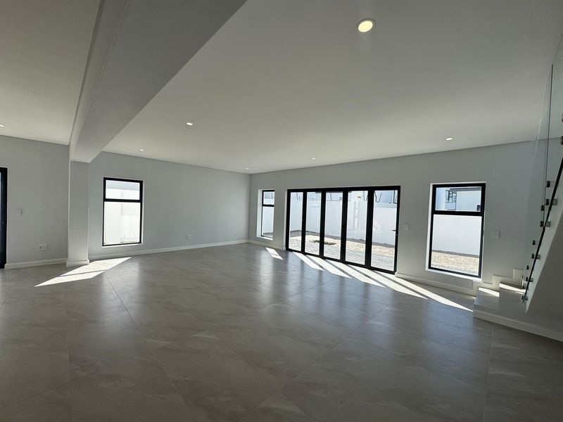 Modern 5-Bedroom Family Home with Exceptional Space & Seamless Indoor-Outdoor Living in Sandown - Photo 10