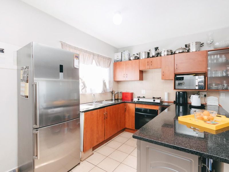 Neat 3 bedroom 2 bathroom unit for sale in Florida Roodepoort - Photo 3