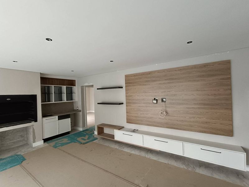 MIDSTREAM HEIGHTS - 5 BEDROOM HOUSE WITH 6 ENTERTAINING AREAS - Photo 8