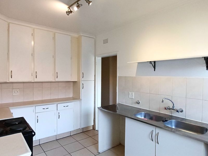 Freshly Renovated Townhouse with a Private Garden in a Peaceful Complex - Photo 5