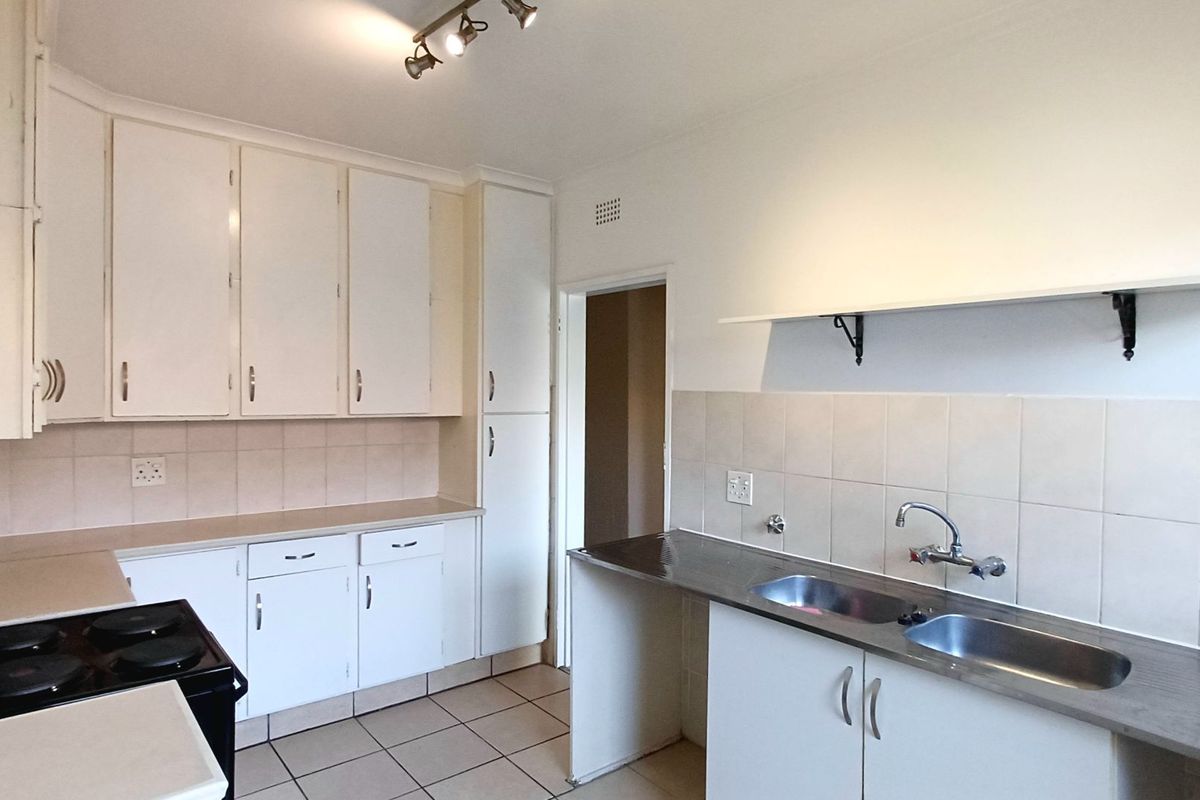Freshly Renovated Townhouse with a Private Garden in a Peaceful Complex - Photo 5
