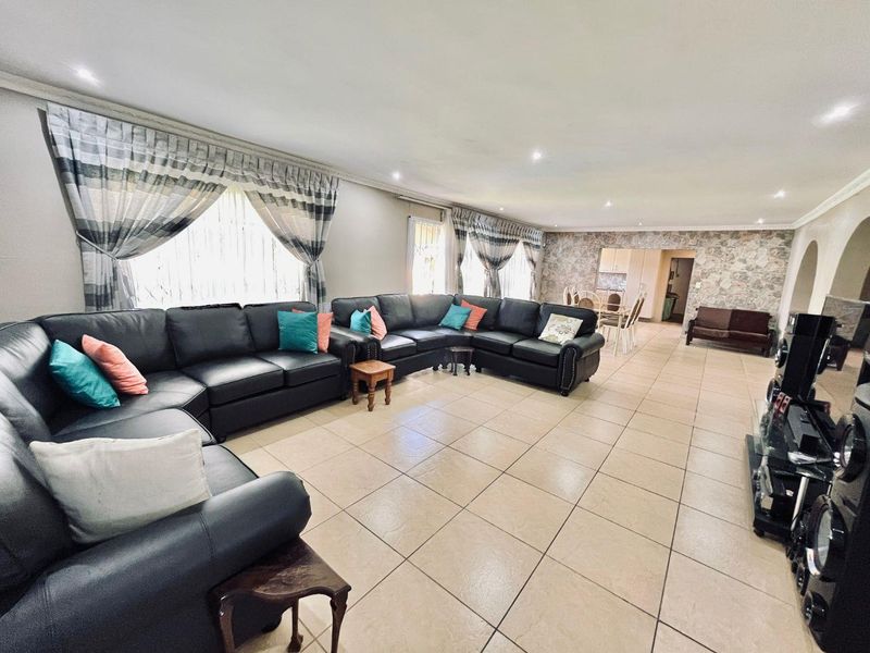 Your Dream Home: Open Spaces, Pool, and Prime Security Features!" - Photo 5