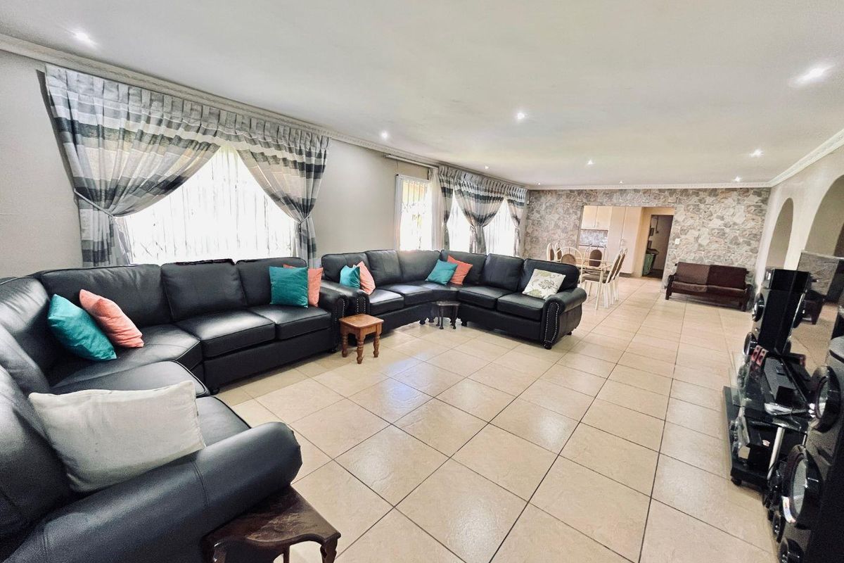 Your Dream Home: Open Spaces, Pool, and Prime Security Features!" - Photo 5