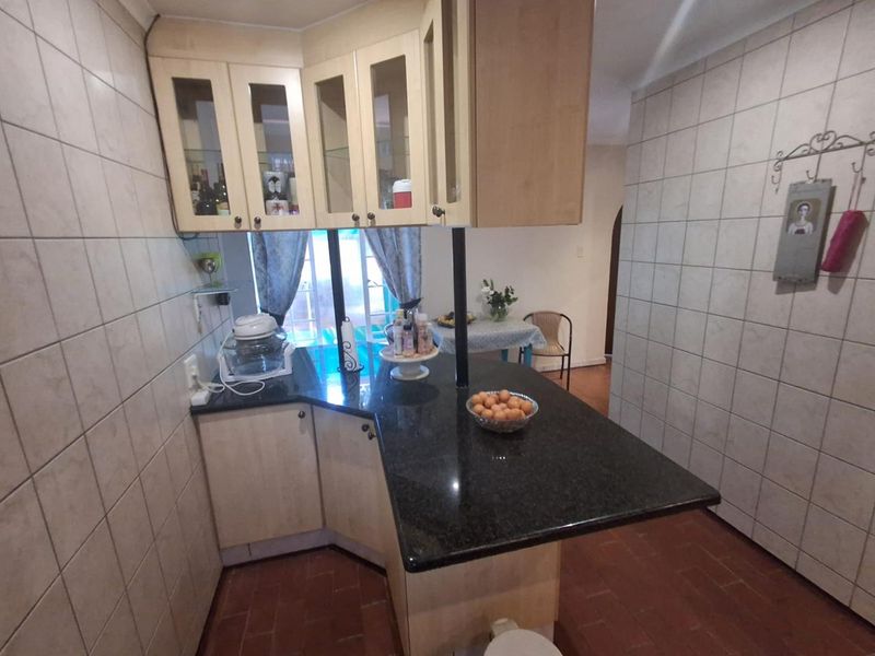 Spacious 5-Bedroom Family Home with Pool in Rooihuiskraal North - Photo 5