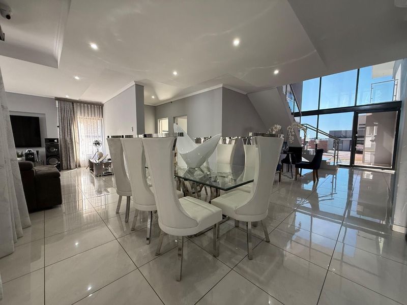 Contemporary 4 En-Suite Bedroom Residence with Versatile Gym and Premium Finishes - Photo 5