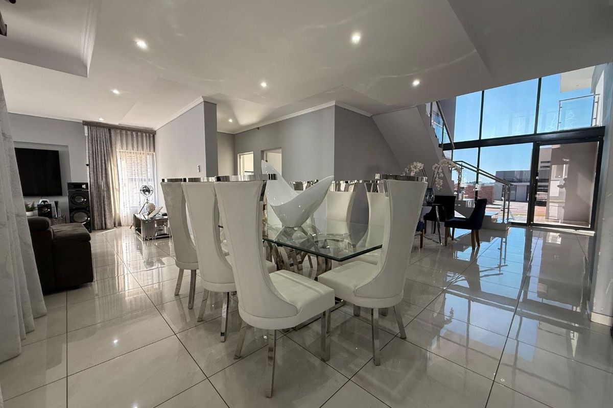 Contemporary 4 En-Suite Bedroom Residence with Versatile Gym and Premium Finishes - Photo 5