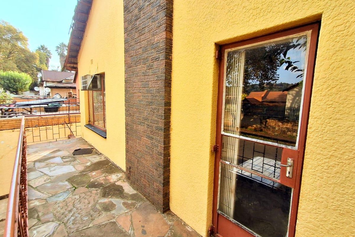 "Lovely residential property located in the lush surroundings of Bezuidenhout Valley, Johannesburg" - Photo 3