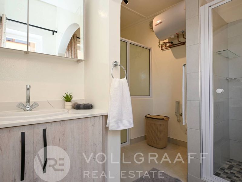 Fully Furnished 1-Bedroom Apartment for Rent – Town Centre - Photo 6
