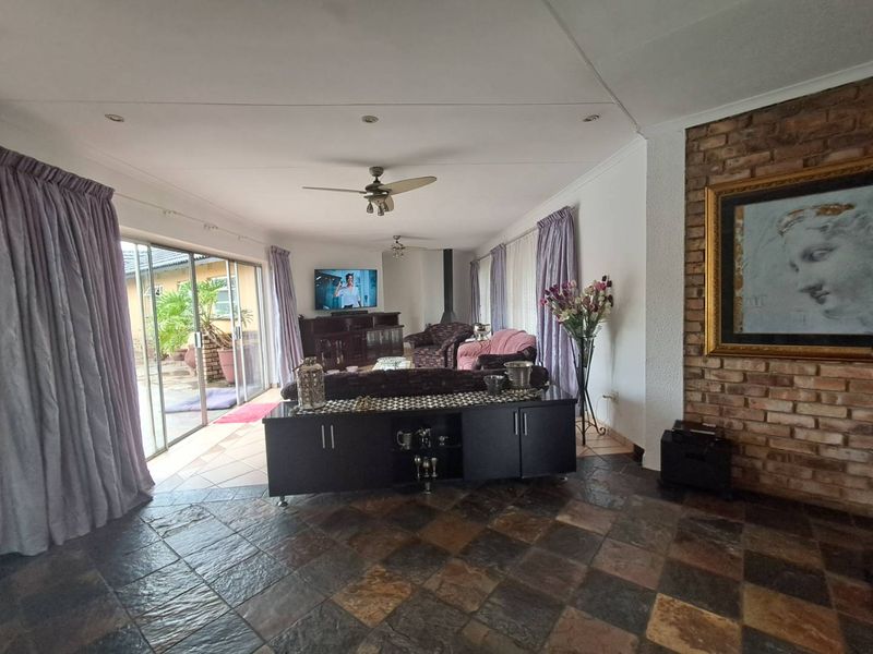 Dual Living Dream: Main House & Cottage for Family or Rental - Photo 4