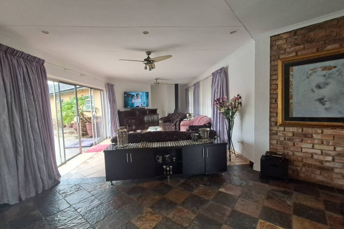 Dual Living Dream: Main House & Cottage for Family or Rental - Photo 4