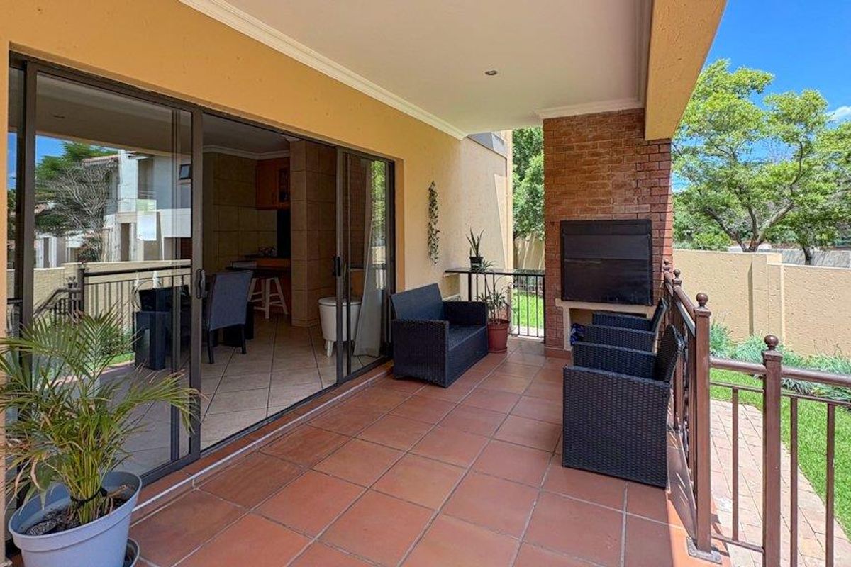 Gorgeous Townhouse in Midstream Estate - Photo 3