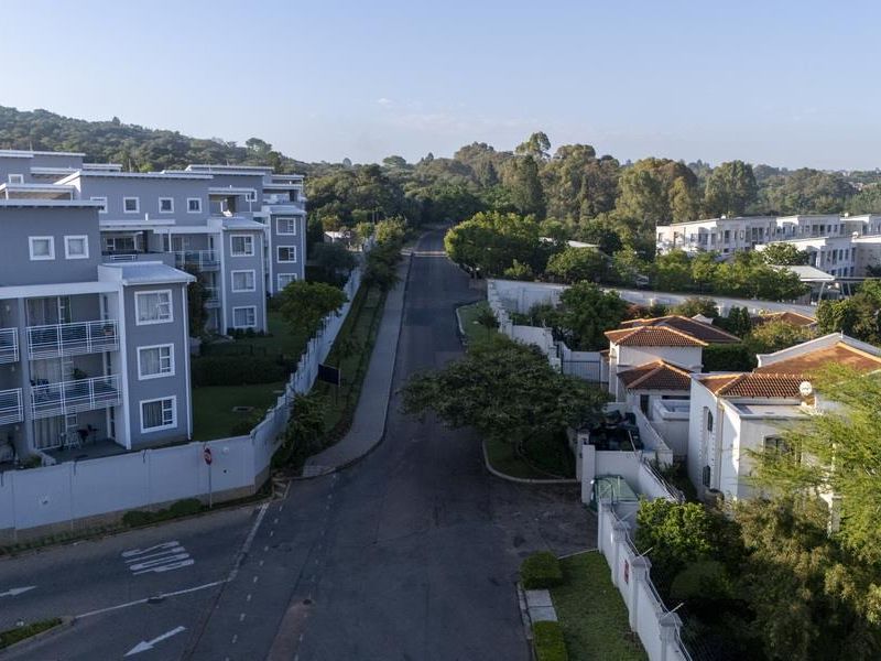 SPACIOUS 3-BEDROOM FIRST-FLOOR UNIT IN SECURE PAULSHOF COMPLEX - Photo 5