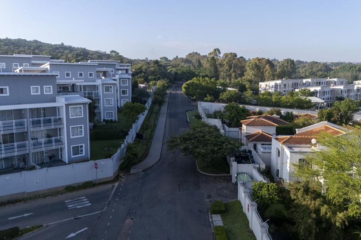 SPACIOUS 3-BEDROOM FIRST-FLOOR UNIT IN SECURE PAULSHOF COMPLEX - Photo 5