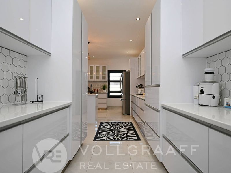 Luxury Beachside Living For Sale in Mile 4 - Photo 8