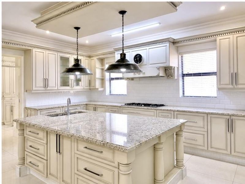 Elegant Family Living in Lombardy Estate – Luxury, Space & Timeless Comfort - Photo 5