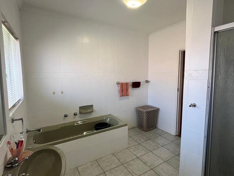 4 Bedroom 2 bathroom family home available immediately - Photo 10