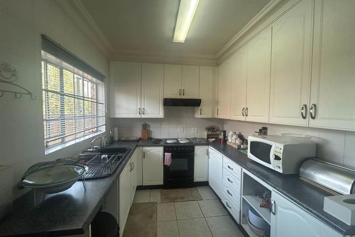 4 Bedroom Duplex Townhouse for Sale in Bassonia - Photo 3