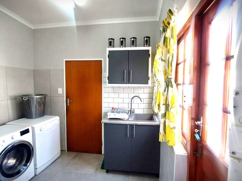 Elegant Historic 3 Bedroom Townhouse with High Ceilings in a Tranquil Garden Setting - Photo 8