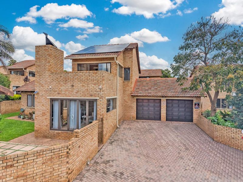 Secure, spacious family home in Ruimsig Noord - Photo 1