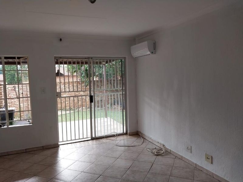 2 bedroom townhouse in sought after complex - Photo 3