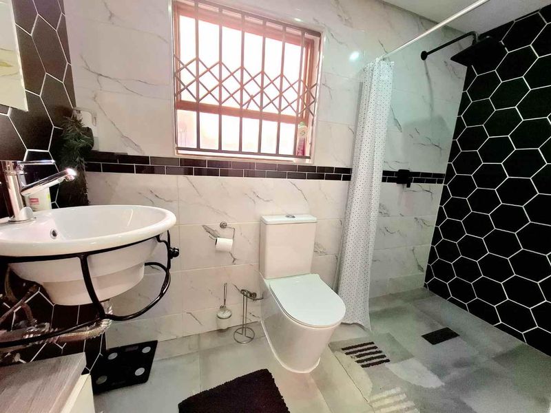 Modern luxury meets high-yield investment potential - Photo 9