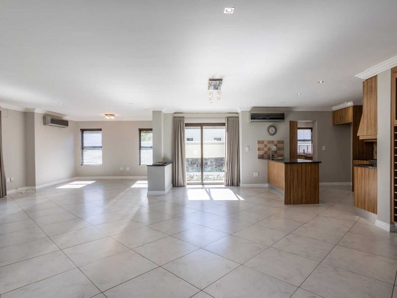Elegant Three-Bedroom Family Home in a Peaceful Setting for Rent on Val de Vie Estate - Photo 2