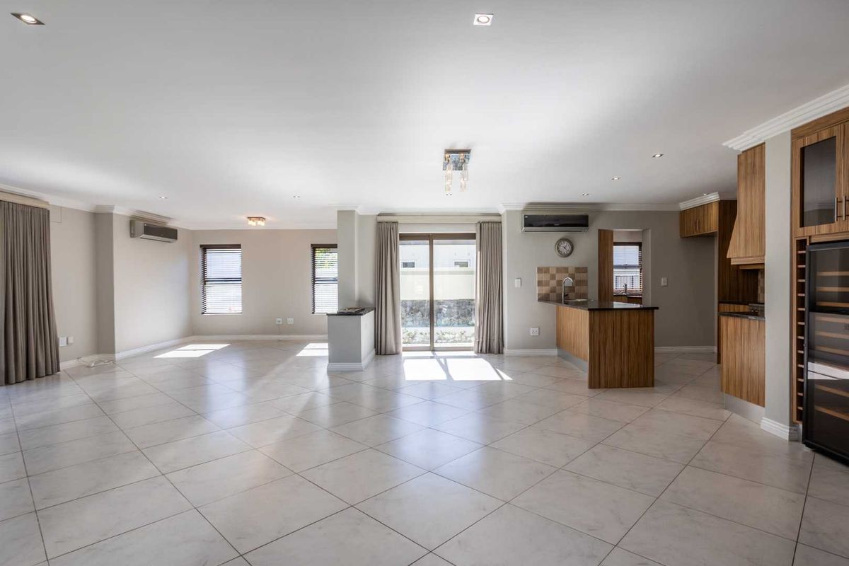 Elegant Three-Bedroom Family Home in a Peaceful Setting for Rent on Val de Vie Estate - Photo 2