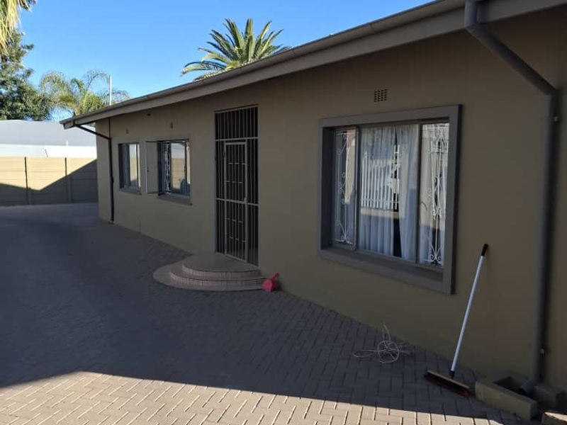 Ample Parking & Prime Location—Perfect for Your Business in Suiderhof - Photo 7