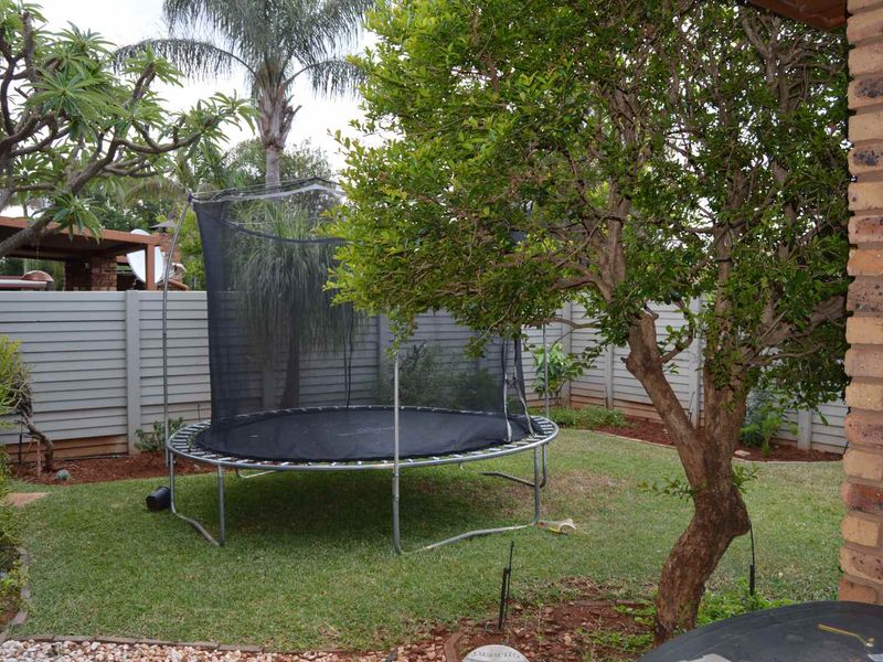 Charming 3-Bedroom Townhouse Simplex in a Secure Complex - Photo 3