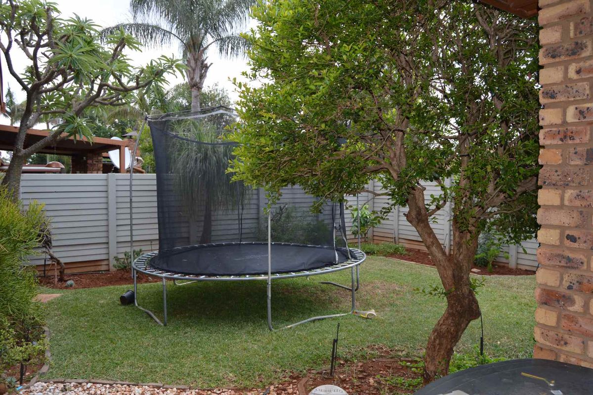 Charming 3-Bedroom Townhouse Simplex in a Secure Complex - Photo 3