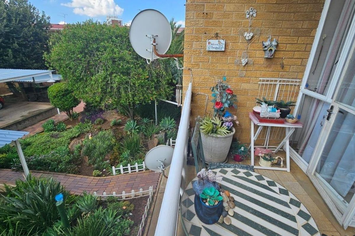 Modern Comfort with Solar Power in New Redruth - Photo 3